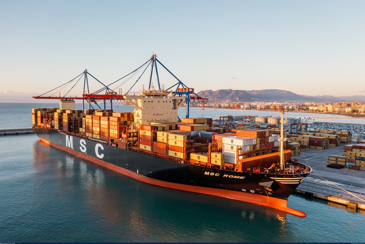 Navio porta-contêiner em operação